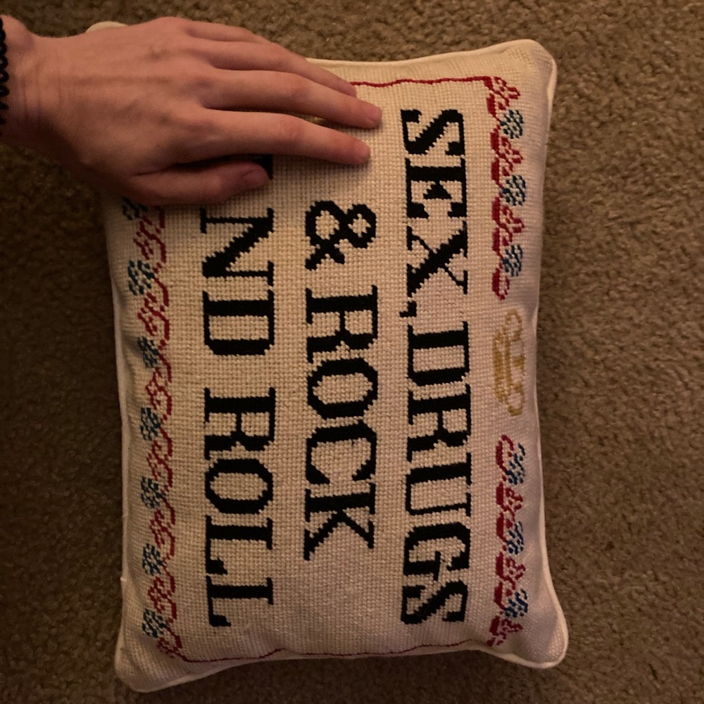 Cross stitch pillow ! - Picture 3 of 3